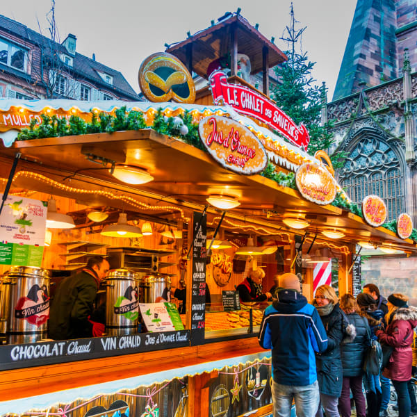 Essensstand auf einem Weihnachtsmarkt in Aargau © iStock.com/emicristea