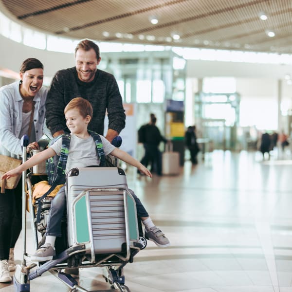 Familie am Flughafen © jacoblund/iStock / Getty Images Plus via Getty Images