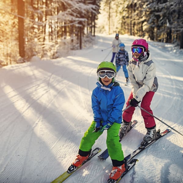 Familie fährt Ski © Imgorthand/E+ iStock / Getty Images Plus via Getty Images