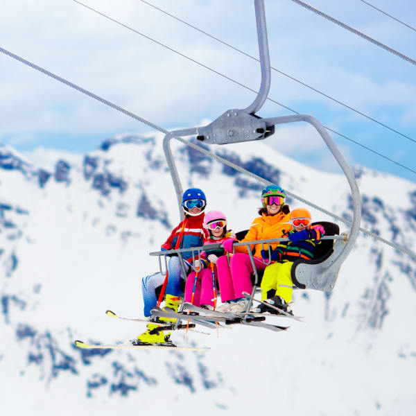 Familie im Skilift in den Bergen ©iStock.com/FamVeld