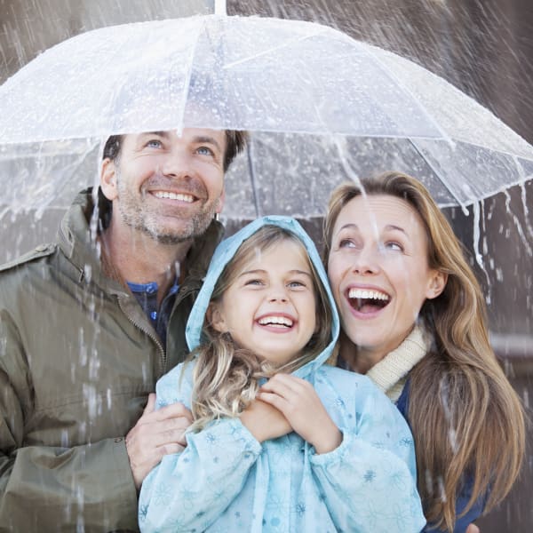 Familie unter Regenschirm © Chris Ryan/iStock / Getty Images Plus via Getty Images