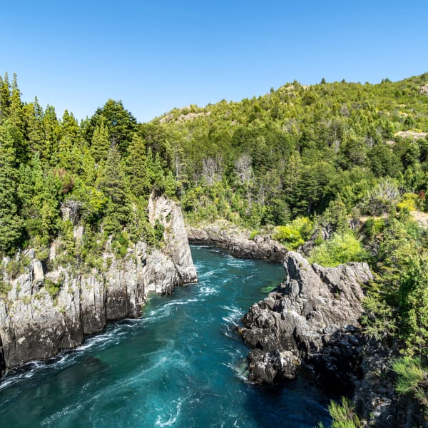 Futaleufu Fluss durch Felsen im chilenischen Patagonien © iStock.com/Alexis Gonzalez