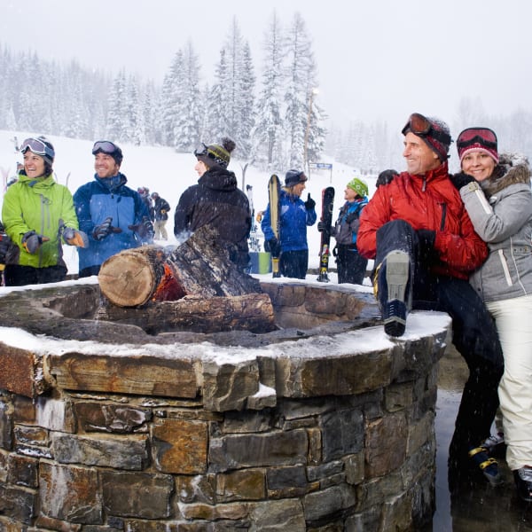 Après-Ski an der Piste ©Noah Clayton/DigitalVision via Getty Images