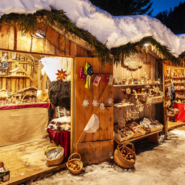 Hütte auf Weihnachtsmarkt in Aargau, Schweiz © iStock.com/filmfoto