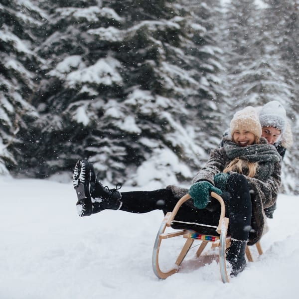 Paar beim Schlitten fahren ©Halfpoint Images/Moment via Getty Images