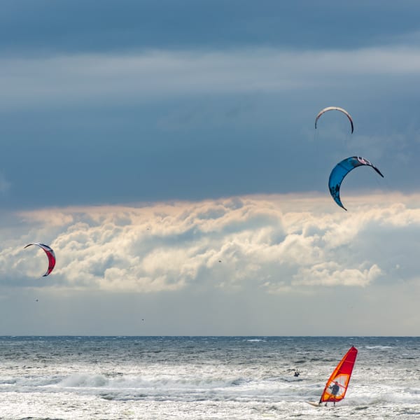 Kiteboarden auf der Nordsee © stock.adobe.com - barmalini