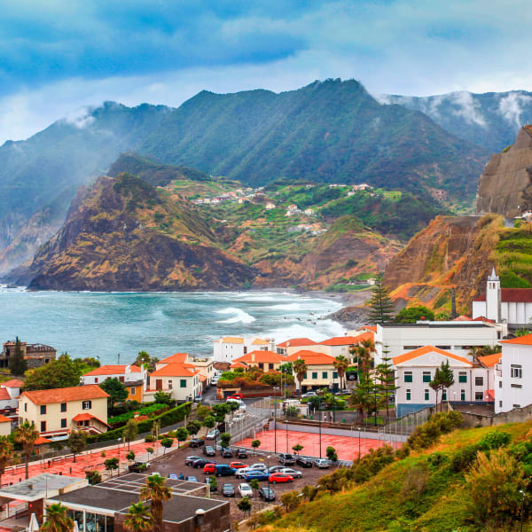 Landschaft von Porto da Cruz auf Madeira, Portugal © Lucie Debelkova/HUBER IMAGES