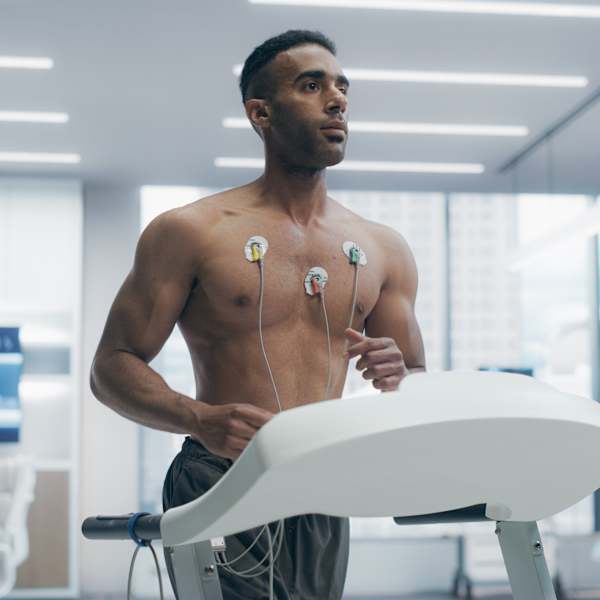 Mann mit Sensoren auf der Brust läuft auf Laufband