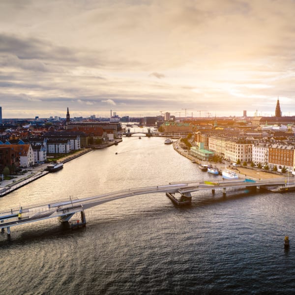 Luftaufnahme des Kopenhagener Stadtbildes mit moderner Fahrradbrücke © iStock.com/jonathanfilskov-photography