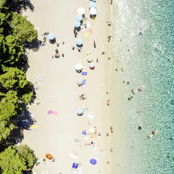 Luftaufnahme von Zlatni Rat Beach, Bol, Kroatien ©FG Trade/iStock