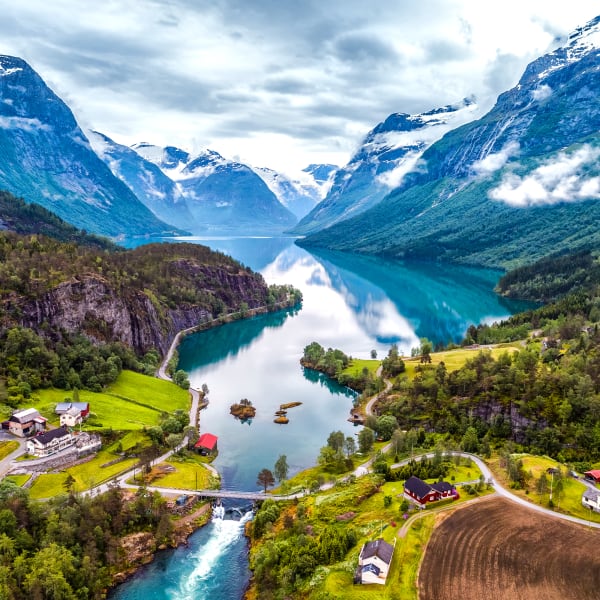Luftaufnahme von schöner Landschaft mit See und Bergen in Norwegen © iStock.com/cookelma