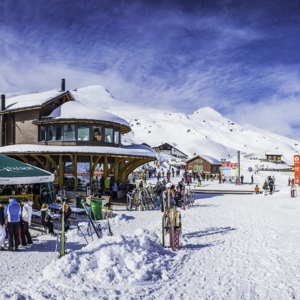 Menschen beim Apres Ski in Bayern © fotoVoyager/iStock Unreleased via Getty Images