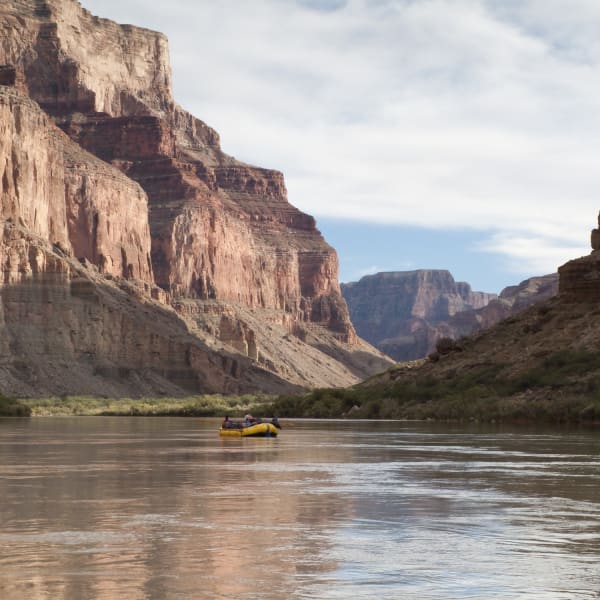 Menschen in einem Schlauchboot treiben im Grand Canyon den Fluss hinunter © iStock.com/bruceman