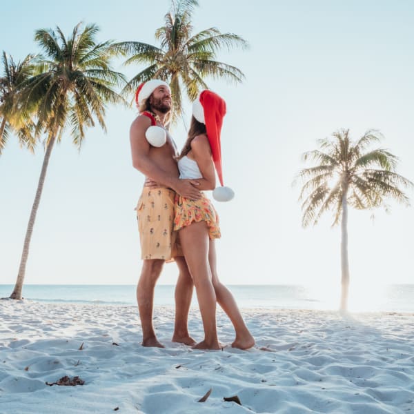 Glückliches Paar am tropischen Strand zu Weihnachten ©iStock.com/Mystockimages