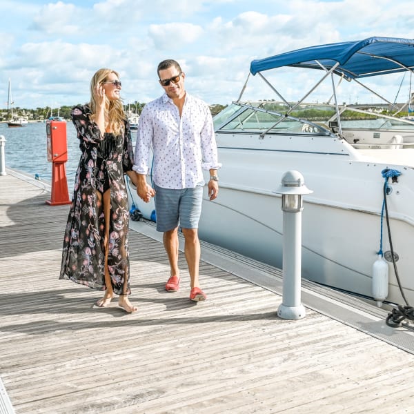 Paar auf Bootssteg in Florida © Lisa5201/E+ via Getty Images