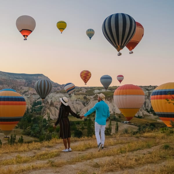 Paar schaut auf Heißluftballons, Türkei © fokkebok/iStock / Getty Images Plus via Getty Images