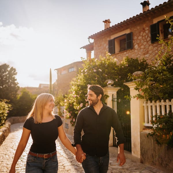 Paar spaziert durch Mallorca © DianaHirsch/E+ via Getty Images