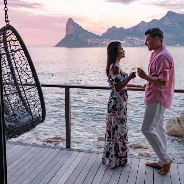 Paar stößt an in Südafrika © fokkebok/iStock / Getty Images Plus via Getty Images