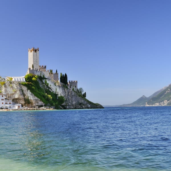 Panoramablick auf das Schloss von Malcesine aus dem 14. Jahrhundert am Gardasee © iStock.com/AlbertoSimonetti