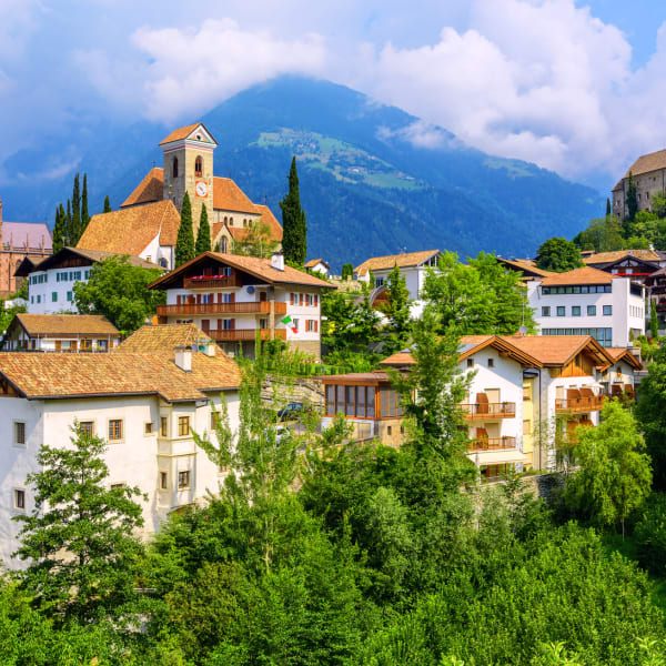 Panoramablick auf die Stadt Schenna in Südtirol, Meran, Italien © iStock.com/Xantana