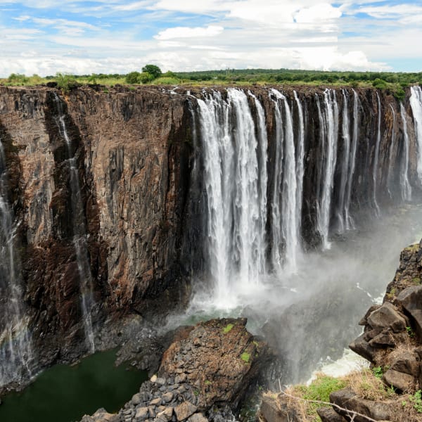 Panoramablick auf die Victoriafälle in Simbabwe, Afrika © iStock.com/Aelice_