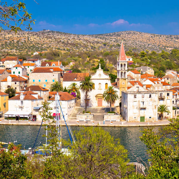 Panoramablick von Milna auf der Insel Brac in Kroatien © iStock.com/xbrchx