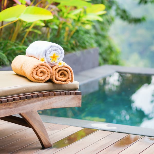 Poolliege in Spa, Bali © encrier/iStock / Getty Images Plus via Getty Images
