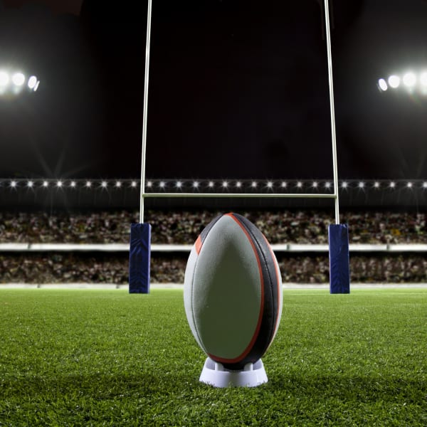 Rugby-Ball in Stadion © Photo and Co/The Image Bank via Getty Images