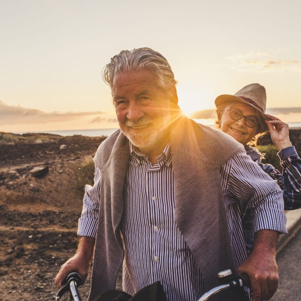 Senioren fahren Fahrrad, Teneriffa © Westend61/Westend61 via Getty Images