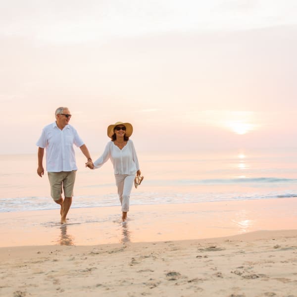 Seniorenpaar am Strand, Thailand © FredFroese/E+ via Getty Images