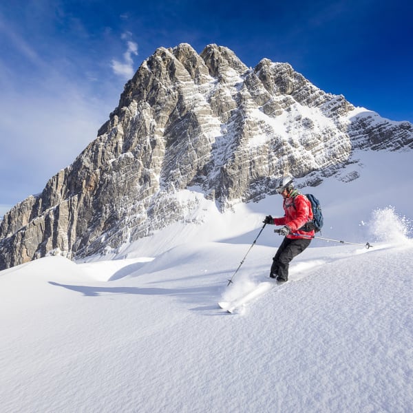 Skifahrer in den Berchtesgadener Alpen ©iStock.com/DieterMeyerl