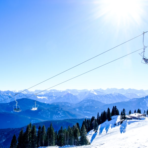 Skilift in den bayerischen Alpen © FooTToo/iStock / Getty Images Plus via Getty Images