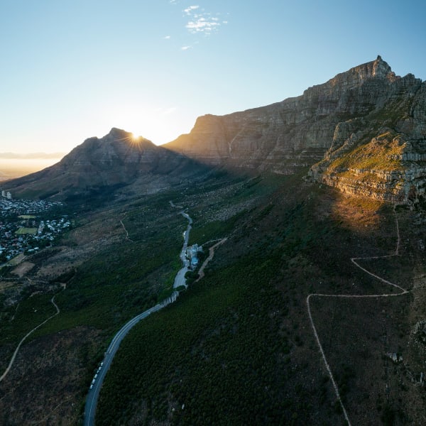 Sonne verschwindet hinter dem Tafelberg mit Kapstadt am Bildrand © Ben Pipe/HUBER IMAGES