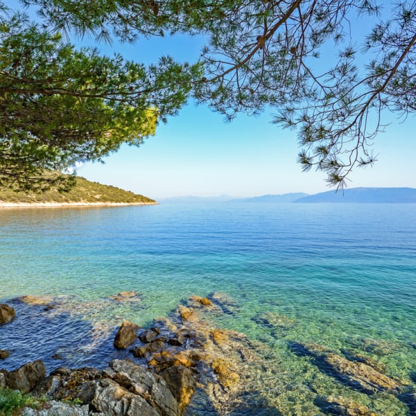 Strandpromenade in der Nähe des Dorfes Valun auf der Insel Cres, Kroatien ©iStock/ah_fotobox