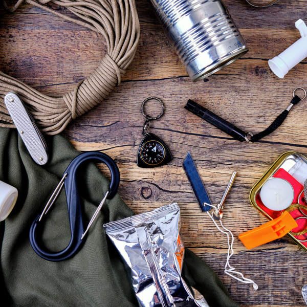 survival kit, Für das Survivaltraining braucht man die richtige Ausrüstung © stock.adobe.com - KenamiRyoko