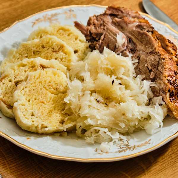 Tschechisches Gericht mit Schweinebraten, Sauerkraut und Semmelknödel.