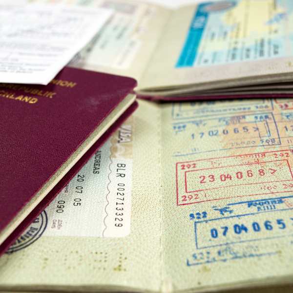 Nahaufnahme von Einreisestempeln, Visa und Reisepässen.