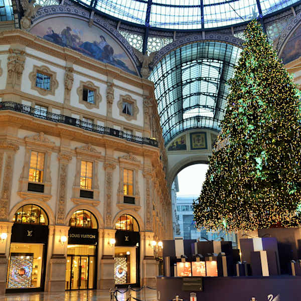 Weihnachtsbaum in Mailand © Nadiamik/iStock Editorial / Getty Images Plus via Getty Images