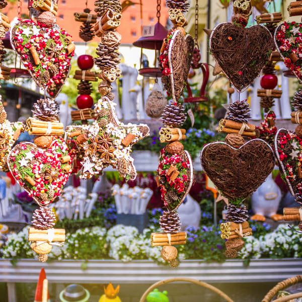 schöne Weihnachtsdekoration in der Schweiz © iStock.com/Svetlana Khovrina
