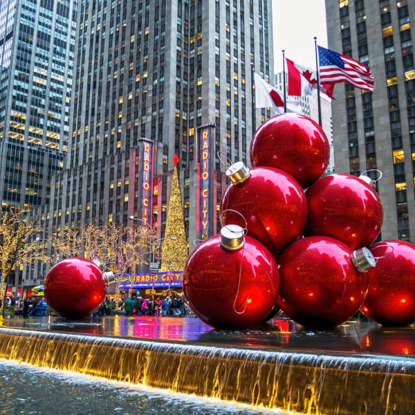 Weihnachtsdekorationen in Manhattan, New York © iStock.com/andykazie