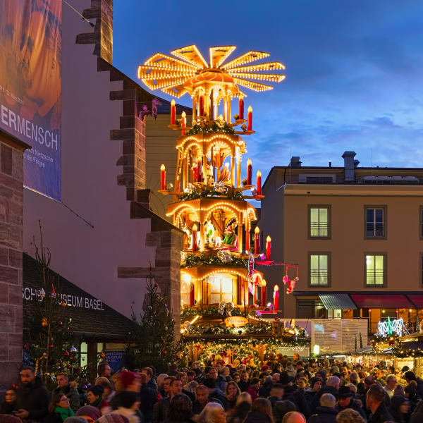 Weihnachtsmarkt am Barfusserplatz in Basel © iStock.com/klug-photo