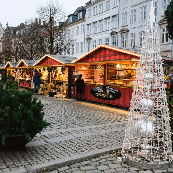Weihnachtsmarkt in Kopenhagen, Dänemark © Juliet Dreamhunter/iStock Editorial / Getty Images Plus via Getty Images