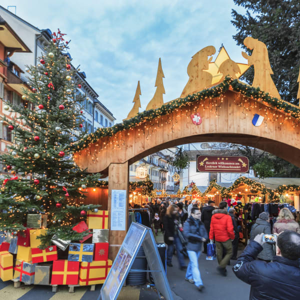 Weihnachtsmarkt in Luzern, Schweiz © iStock.com/Flavio Vallenari
