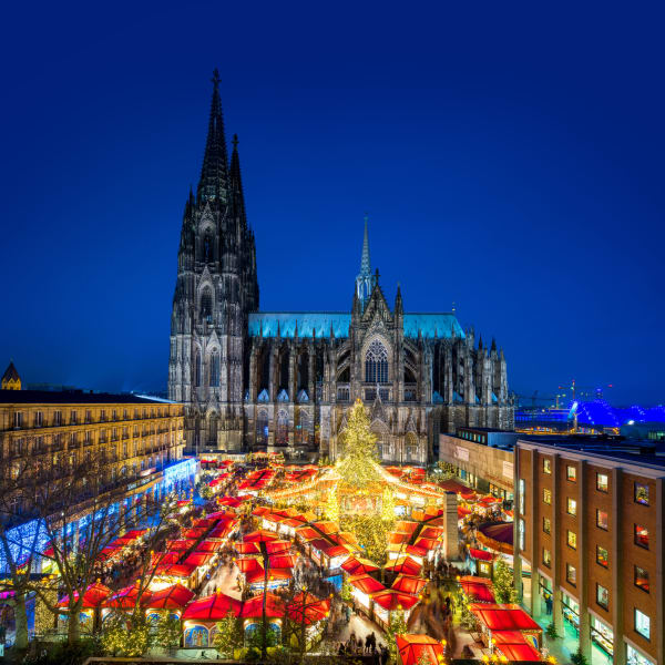 Weihnachtsmarkt vor dem Kölner Dom ©iStock.com/jotily