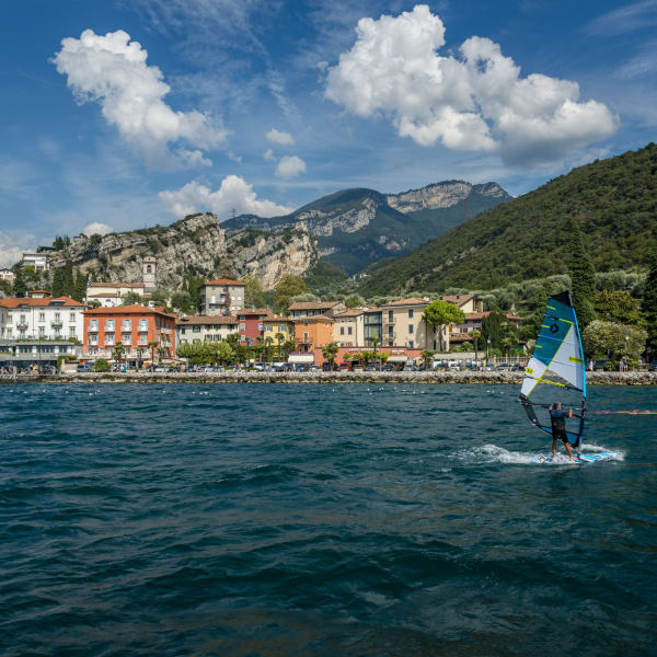 Windsurfer in Torbole am Gardasee in Italien © iStock.com/no_limit_pictures