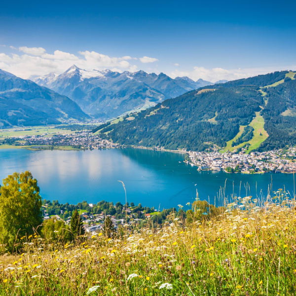 Wunderschöne Berglandschaft in den Alpen mit Zeller See, Österreich © iStock.com/bluejayphoto