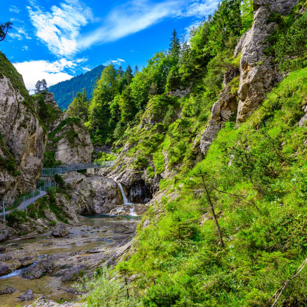 Wunderschöne Landschaft der Stuibenfälle, Alpen, Österreich © iStock.com/Simon Dannhauer