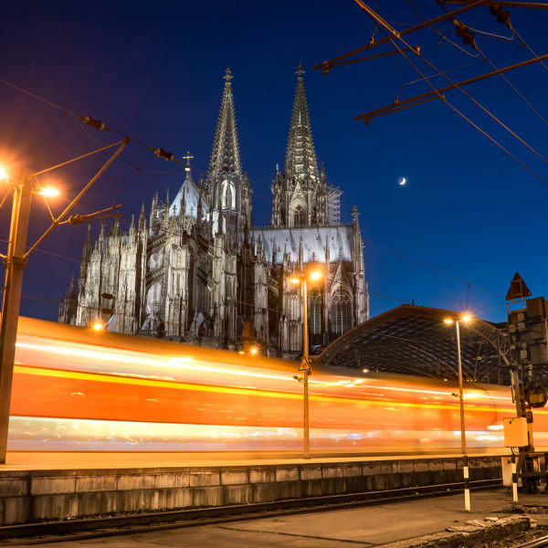 Zug bei Nacht, Köln © Dneutral Han/Moment via Getty Images