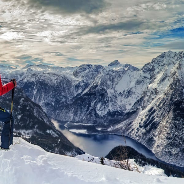 Zwei Bergwanderer am Königsee in Bayern © DieterMeyrl/E+ via Getty Images