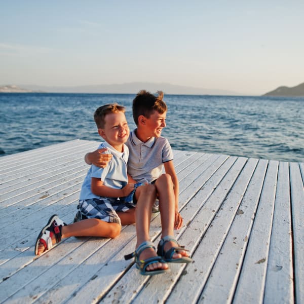 Zwei Brüder sitzen im Türkei Resort am Pier am Mittelmeer ©iStock.com/ASphotowed